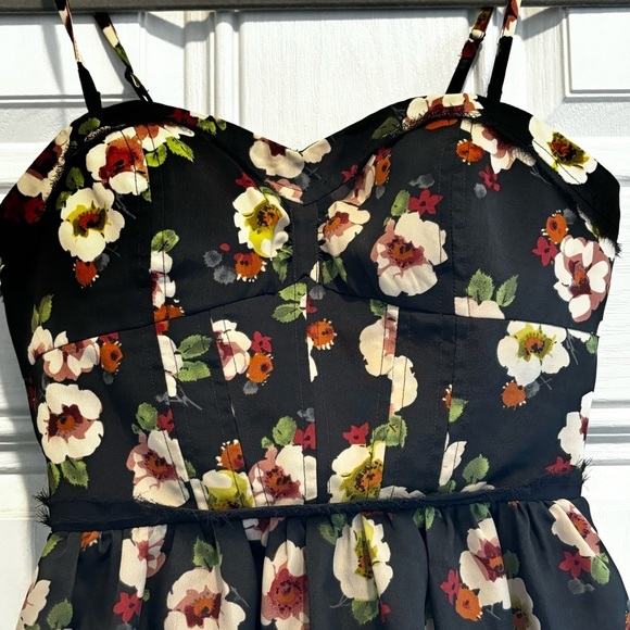 American Eagle dress size 4 women’s. Grey with floral pattern. Adjustable strap - Picture 9 of 9